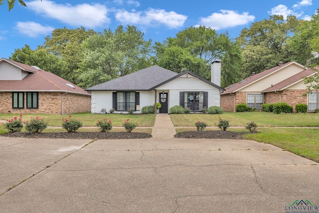 602 Pierce St, Lindale, TX 75771 - ranch-style house with brick siding, a front yard, and a shingled roof