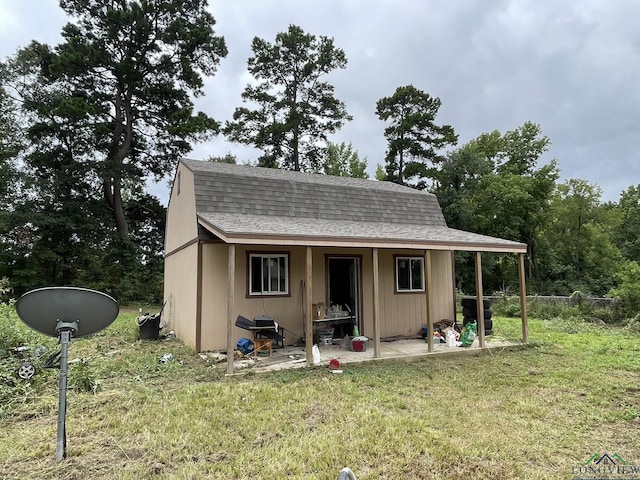 view of outdoor structure featuring a yard