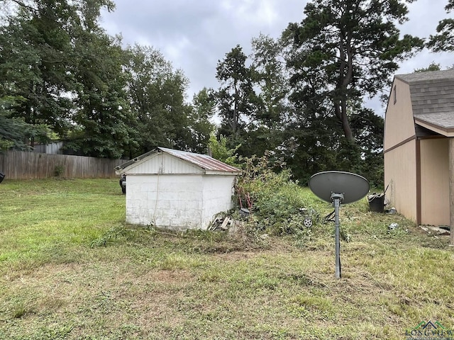 view of yard with a shed