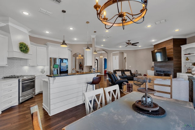 dining room featuring sink, dark hardwood / wood-style floors, crown molding, and ceiling fan with notable chandelier