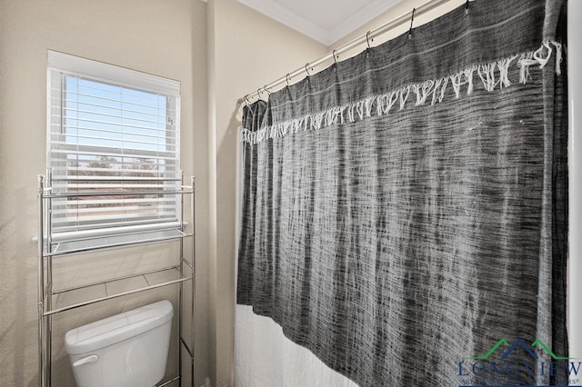 full bathroom with ornamental molding, a shower with shower curtain, and toilet