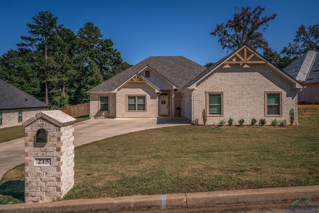 craftsman inspired home featuring a front lawn