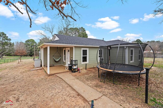 view of yard featuring an outbuilding