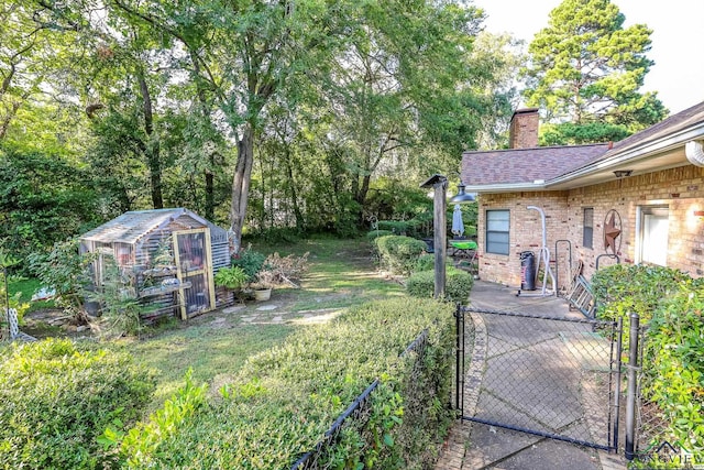 view of yard with an outdoor structure