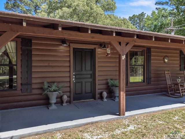property entrance featuring a porch