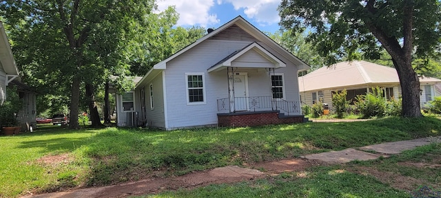 view of front facade with a front yard