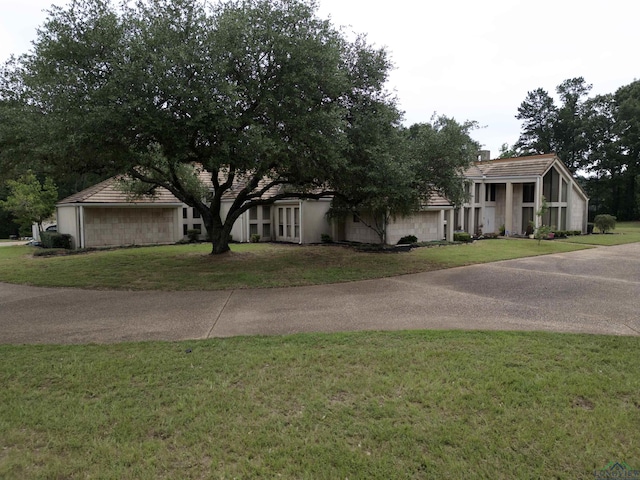 view of front facade featuring a front lawn