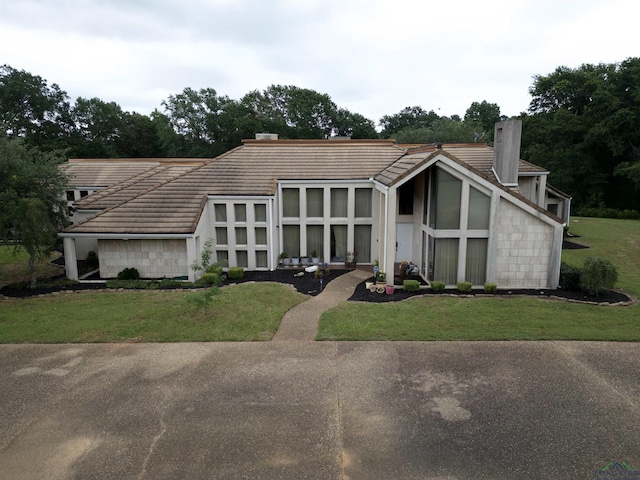 view of front of home featuring a front lawn