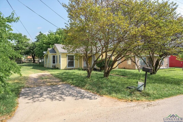 view of front of property with a front lawn