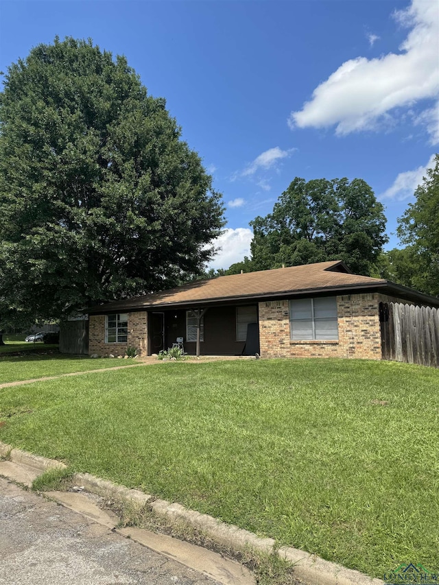 view of front of home featuring a front yard