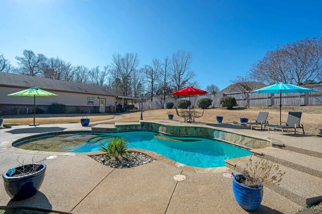 view of swimming pool