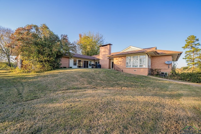 view of front of property with a front yard