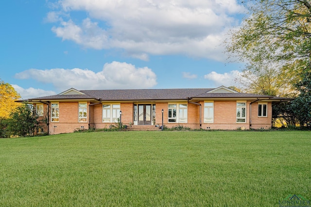 single story home featuring a front lawn