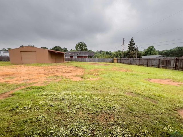 view of yard featuring an outdoor structure