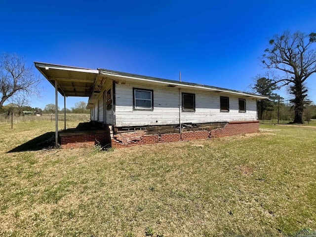 view of front of home featuring a carport and a front lawn