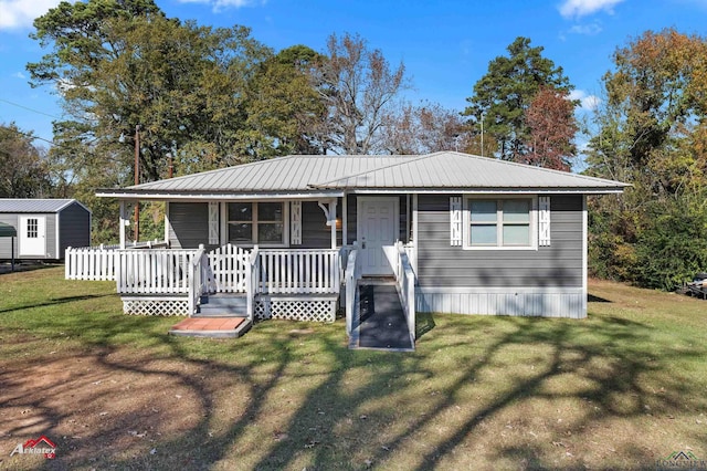 view of front of property featuring covered porch and a front yard