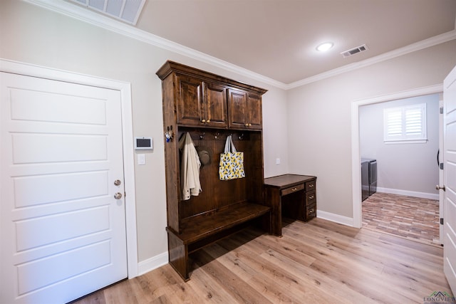 mudroom with light wood-style floors, baseboards, visible vents, and ornamental molding