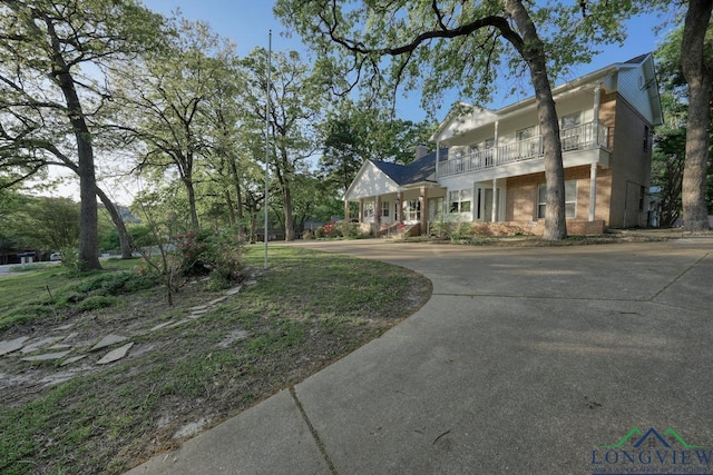 519 Hideaway Ln E, Hideaway, TX 75771 - view of front facade featuring curved driveway and a balcony