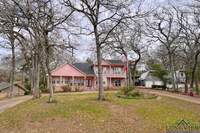 view of front of house featuring a front yard