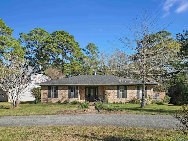 ranch-style home featuring a front lawn