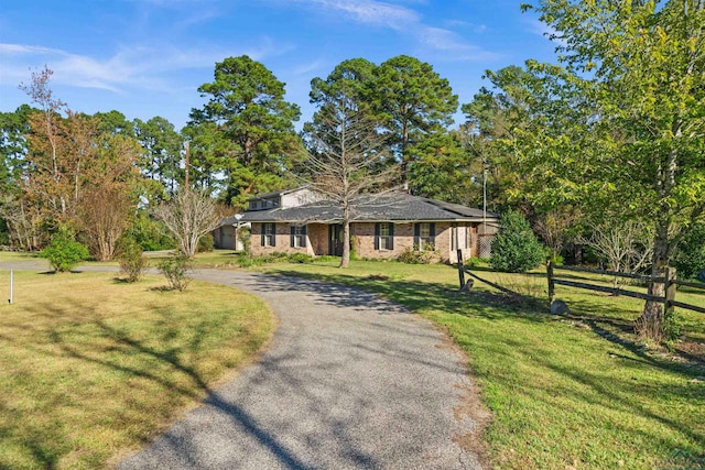 ranch-style house featuring a front lawn