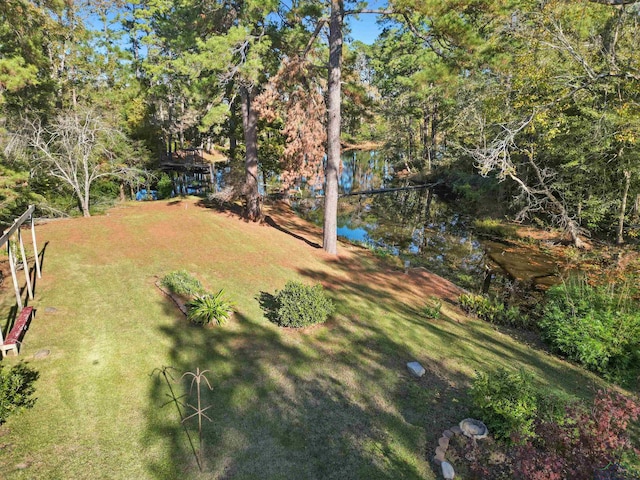 view of yard featuring a water view