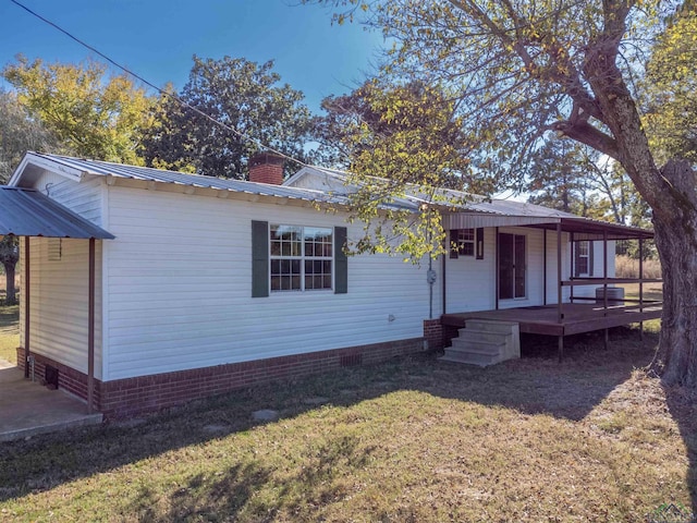 view of front of house featuring a porch, a deck, and a front lawn