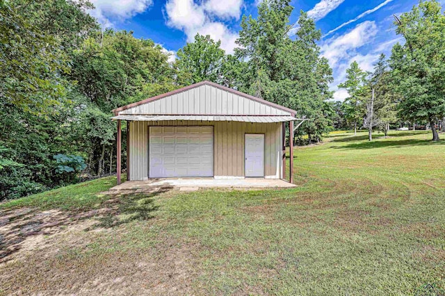 garage featuring a lawn