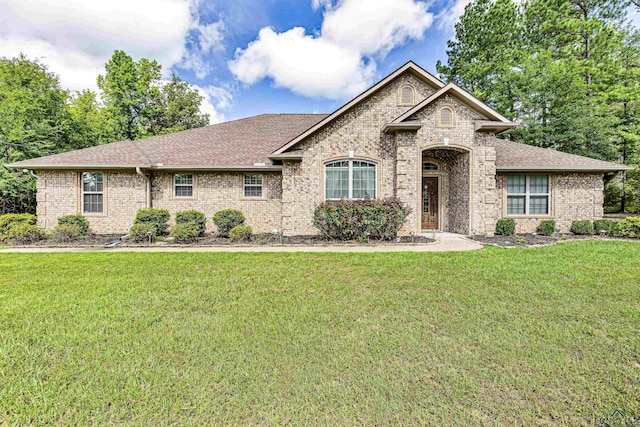 view of front of house featuring a front lawn