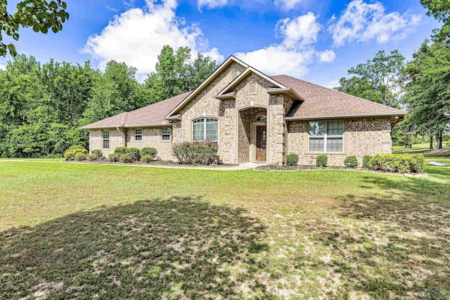 view of front of home featuring a front lawn