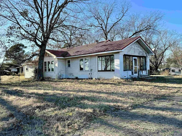 view of front of property with a front lawn