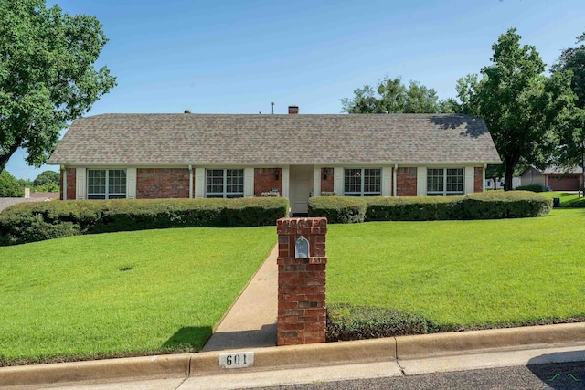 single story home with a front lawn