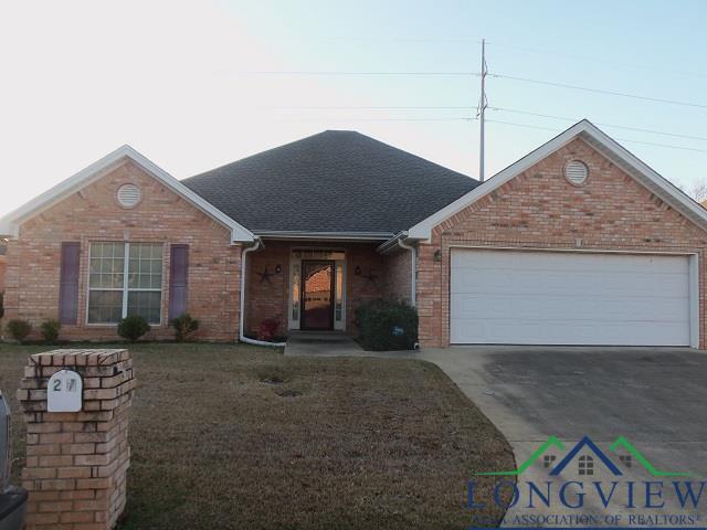 view of front of property featuring a front yard and a garage