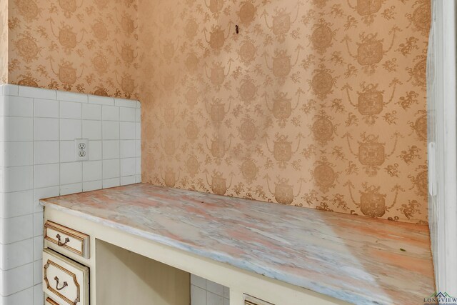 15 Covington Dr, Longview, TX 75602 - detailed view of wallpapered walls
