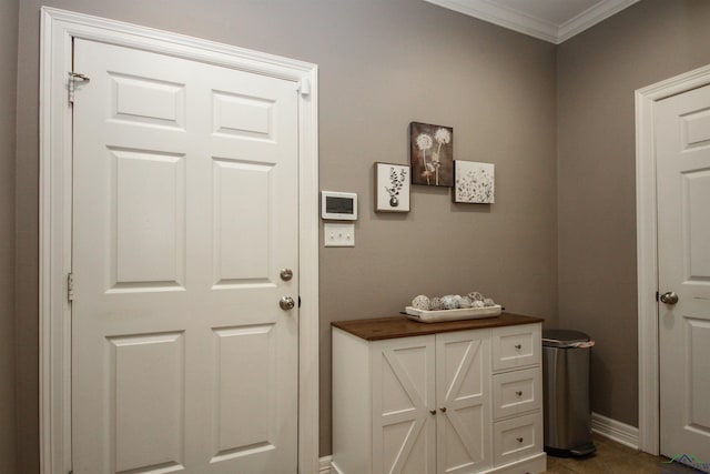 entryway featuring ornamental molding