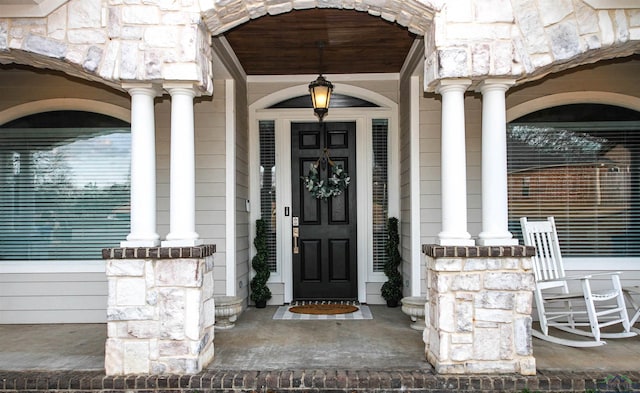 property entrance featuring a porch