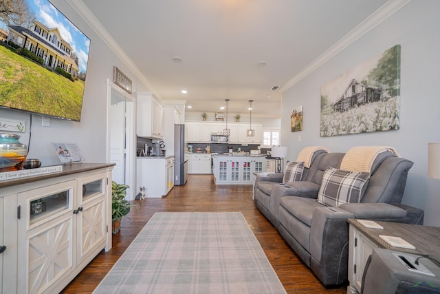 living room featuring recessed lighting, dark wood-style flooring, visible vents, and crown molding