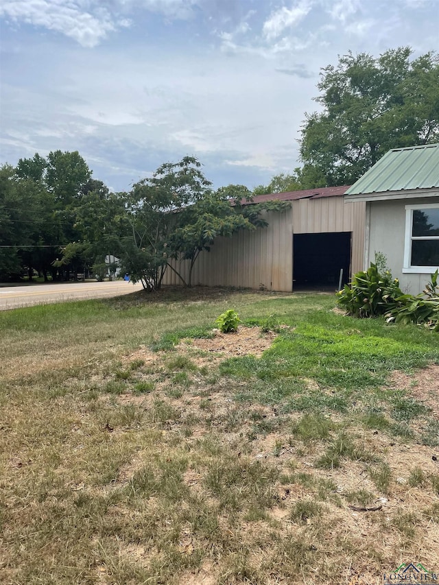 view of yard with an outbuilding