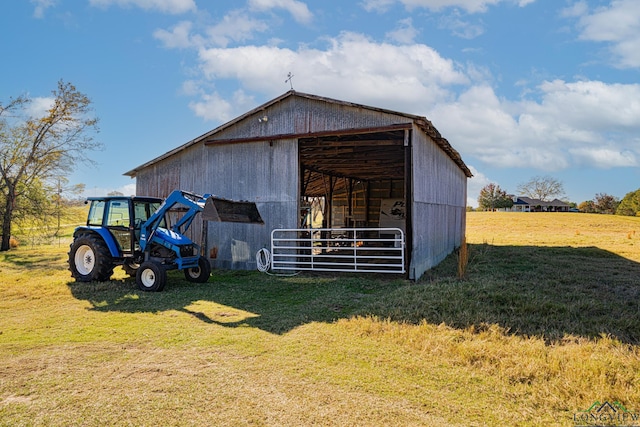 view of pole building featuring a yard