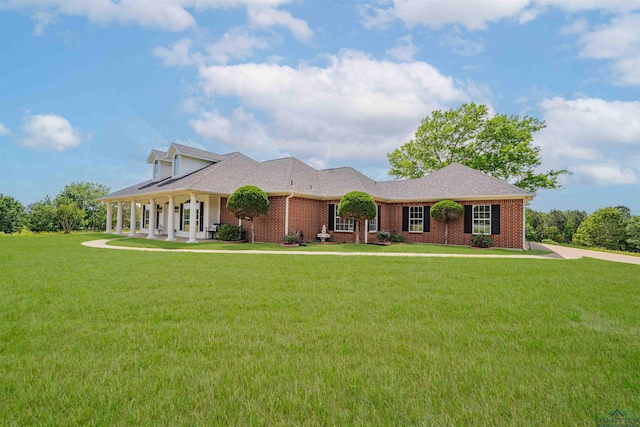 view of front of house featuring brick siding and a front yard