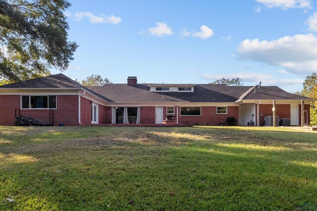 view of front of house featuring central air condition unit and a front yard