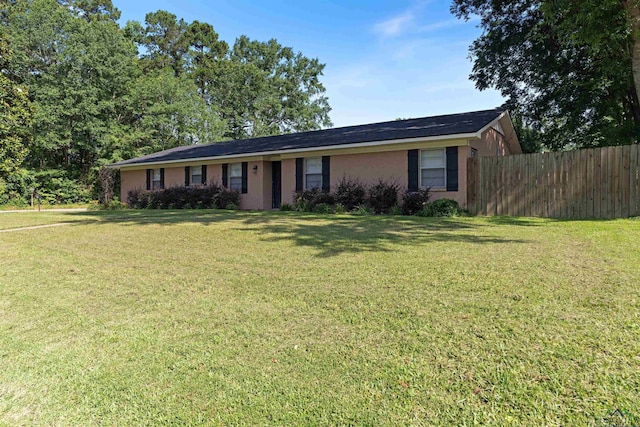 1130 Oakwood St, Carthage, TX 75633 - ranch-style house with stucco siding