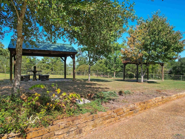 view of yard featuring a rural view