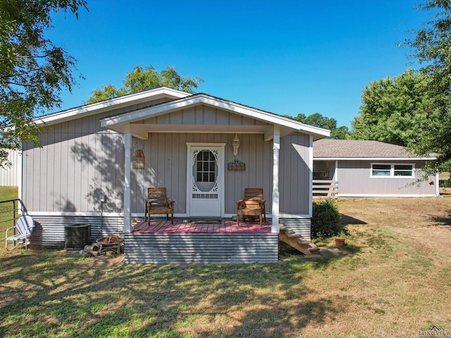 back of property with a lawn