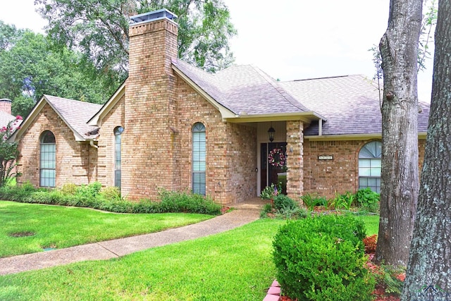 view of front of house with a front lawn