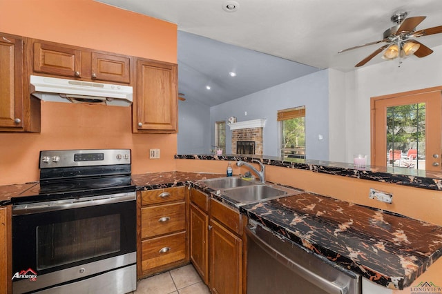 kitchen featuring sink, ceiling fan, light tile patterned floors, kitchen peninsula, and stainless steel appliances