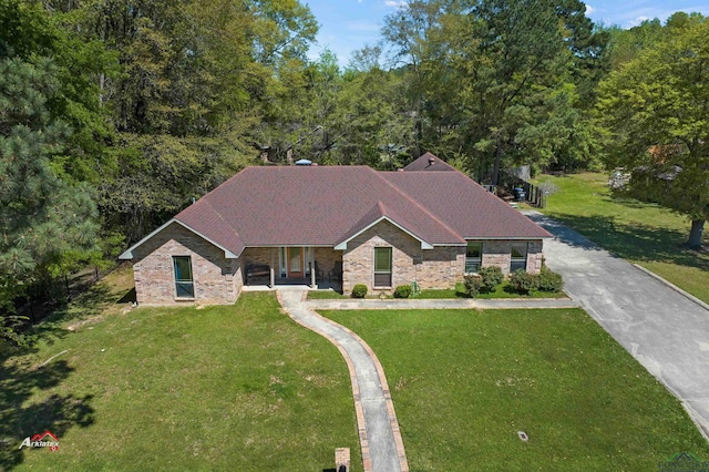 view of front of property featuring a front yard