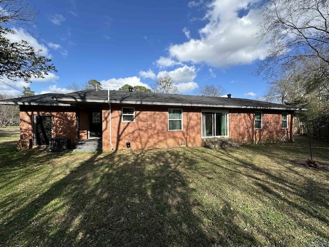 back of house featuring a lawn