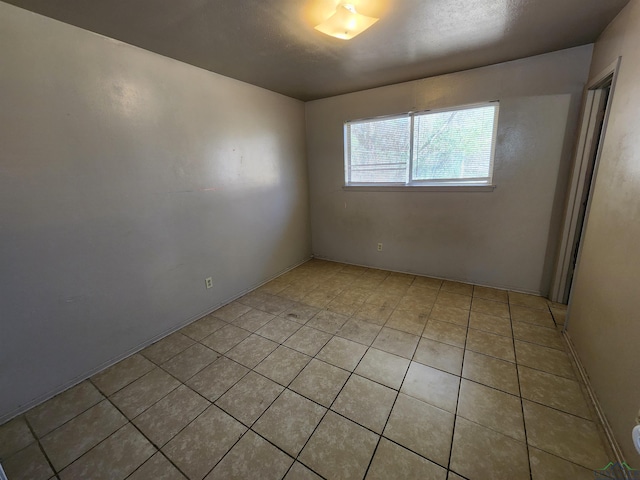 empty room featuring light tile patterned floors