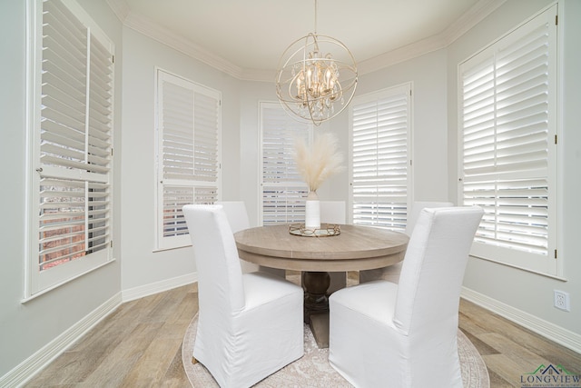 dining area with crown molding, a notable chandelier, light wood-style floors, and baseboards